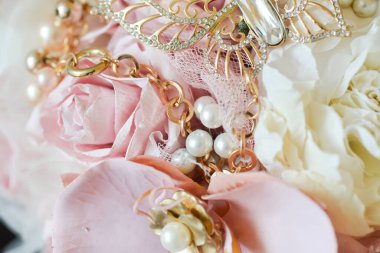 gelin buketi dekorasyonu detaylar; değerli taşlar, altın zincir ve inciler içeren güzel altın kelebek broşu