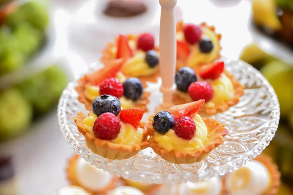 Deliciosos Dulces Dispuestos Mesa Para Recepción Boda — Foto de Stock