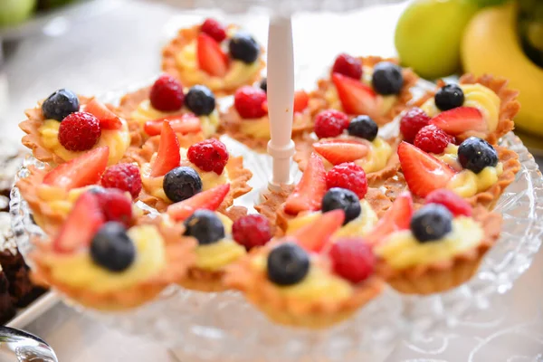 Deliciosos Dulces Dispuestos Mesa Para Recepción Boda — Foto de Stock