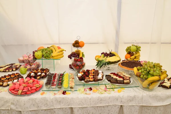 Deliciosos Dulces Dispuestos Mesa Para Recepción Boda —  Fotos de Stock