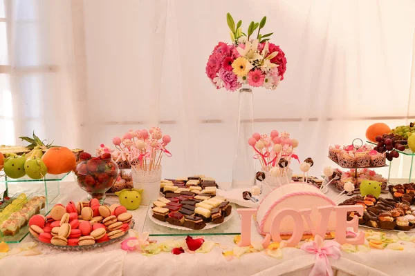 Deliciosos Dulces Dispuestos Mesa Para Recepción Boda —  Fotos de Stock