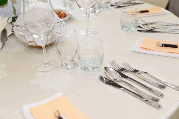結婚式のレセプションのためのレストランテーブルアレンジ — ストック写真