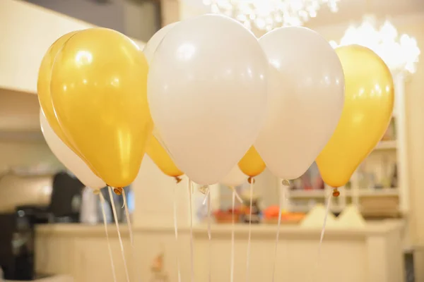 Balões Brancos Amarelos Para Festa Aniversário — Fotografia de Stock