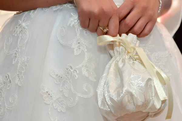 Braut Mit Weißem Korb — Stockfoto