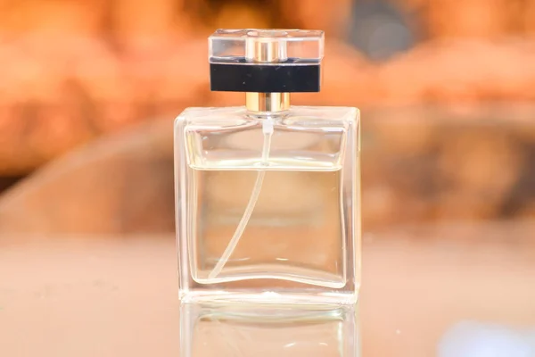 Garrafa Perfume Dispostos Sobre Mesa — Fotografia de Stock