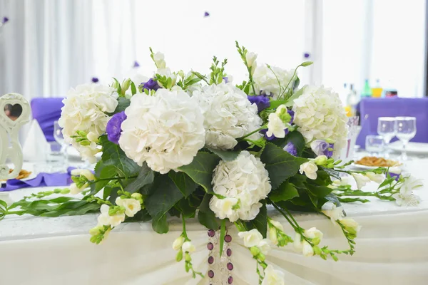 Fehér Esküvői Virágcsokor Elrendezése — Stock Fotó