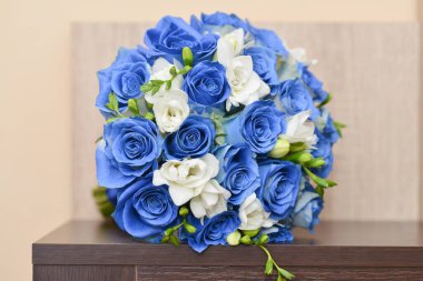 Mavi düğün çiçeği buket düzenlemeleri