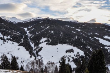 Avusturya Alplerinde kış manzarası