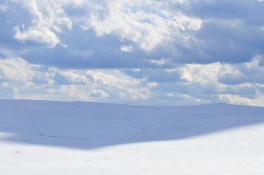 bulutlu kış dağ manzarası