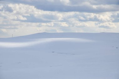 bulutlu kış dağ manzarası