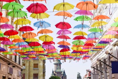 Şehir sokaklarında asılı renkli şemsiye
