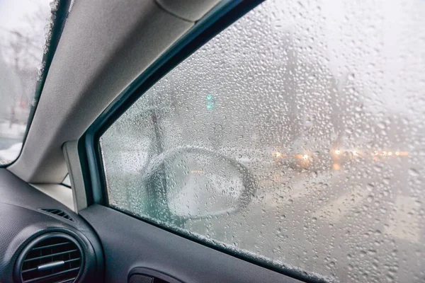 天气很冷雨和雪混合在一起 从车窗看街景 — 图库照片