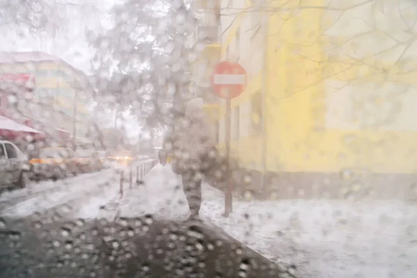 天气很冷雨和雪混合在一起 从车窗看街景 — 图库照片