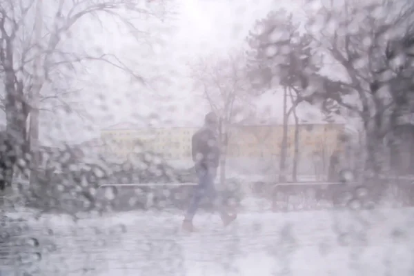 天气很冷雨和雪混合在一起 从车窗看街景 — 图库照片