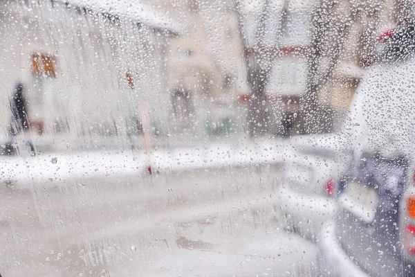 天气很冷雨和雪混合在一起 从车窗看街景 — 图库照片