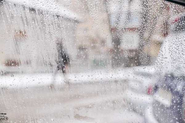天气很冷雨和雪混合在一起 从车窗看街景 — 图库照片