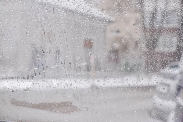 天气很冷雨和雪混合在一起 从车窗看街景 — 图库照片