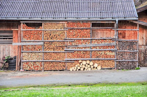 Madeira Picada Armazenada Perto Casa Armazenamento Log — Fotografia de Stock