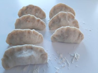 Beyaz bir masada hamur tatlısı yapma süreci