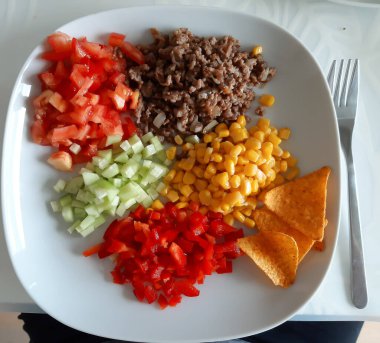 Ev yapımı taco için hazırlanan malzemeler.