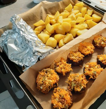 Sebzeli mantar ve fırında pişirilmeye hazır doğranmış patates.