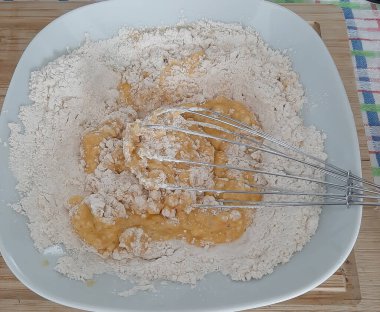 Yumurta, süt ve unu krep için beyaz bir kasede karıştırıyorum.