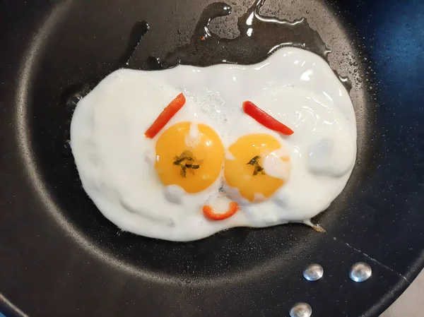 Τηγανητά Αυγά Και Πάπρικα Στο Τηγάνι Αστείο Πρόσωπο — Φωτογραφία Αρχείου