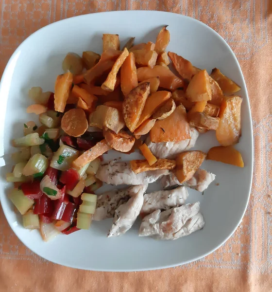 닭고기와 고구마와 제공되는 셀러리 샐러드 — 스톡 사진