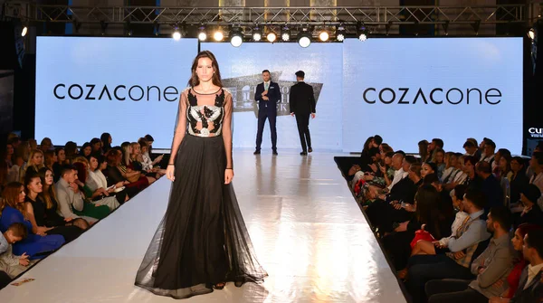 Timisoara Rumunia Maja 2019 Modelka Spaceruje Pasie Startowym Timisoara Fashion — Zdjęcie stockowe