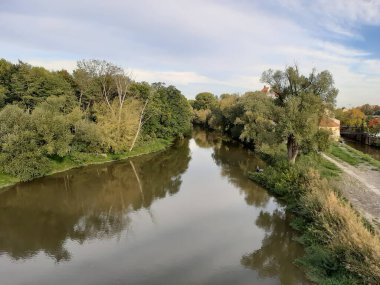 Almanya 'nın Regensburg şehrinde Tuna Nehri yakınlarındaki bahar manzarası