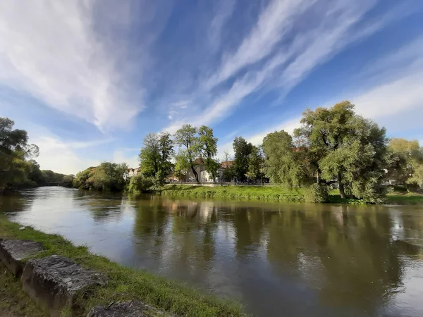 ドイツのレーゲンスブルク市のドナウ川近くの春の風景 — ストック写真