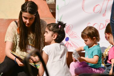 TIMISOARA, ROMANIA - 27 Nisan 2013: Şehir merkezinde düzenlenen serbest piyasa değişimine katılan insanlar