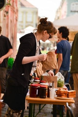 TIMISOARA, ROMANIA - 27 Nisan 2013: Şehir merkezinde düzenlenen serbest piyasa değişimine katılan insanlar