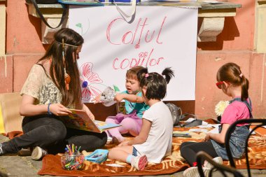 TIMISOARA, ROMANIA - 27 Nisan 2013: Şehir merkezinde düzenlenen serbest piyasa değişimine katılan insanlar