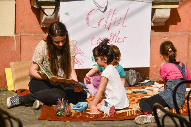 TIMISOARA, ROMANIA - 27 Nisan 2013: Şehir merkezinde düzenlenen serbest piyasa değişimine katılan insanlar