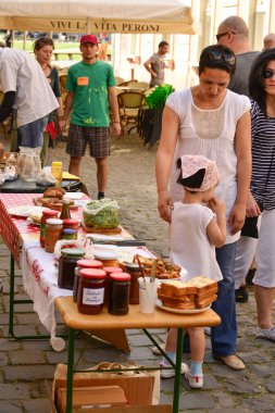 TIMISOARA, ROMANIA - 27 Nisan 2013: Şehir merkezinde düzenlenen serbest piyasa değişimine katılan insanlar