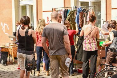 TIMISOARA, ROMANIA - 27 Nisan 2013: Şehir merkezinde düzenlenen serbest piyasa değişimine katılan insanlar