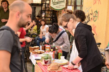 TIMISOARA, ROMANIA - 27 Nisan 2013: Şehir merkezinde düzenlenen serbest piyasa değişimine katılan insanlar