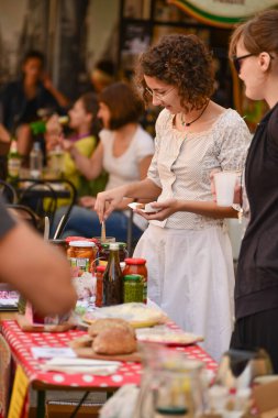 TIMISOARA, ROMANIA - 27 Nisan 2013: Şehir merkezinde düzenlenen serbest piyasa değişimine katılan insanlar