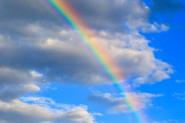 çok renkli güneş ışığı kara bulutlu bir günde