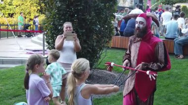 Timisoara, Romanya, 20 Eylül 2025, CheckArt sokak sanat festivali atmosferinde çocuklara hokkabaz palyaçosu gösterisi yapıyor