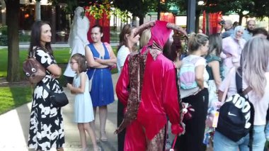 Timisoara, Romanya, 20 Eylül 2025, CheckArt sokak sanat festivali atmosferinde çocuklara hokkabaz palyaçosu gösterisi yapıyor