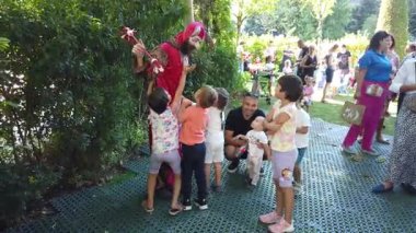 Timisoara, Romanya, 20 Eylül 2025, CheckArt sokak sanat festivalinde çocukları eğlendiren hokkabaz palyaço Timisoara