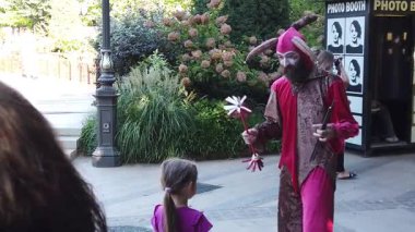 Timisoara, Romanya, 20 Eylül 2025, CheckArt sokak sanat festivali atmosferinde çocuklara hokkabaz palyaçosu gösterisi yapıyor