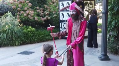 Timisoara, Romanya, 20 Eylül 2025, CheckArt sokak sanat festivali atmosferinde çocuklara hokkabaz palyaçosu gösterisi yapıyor