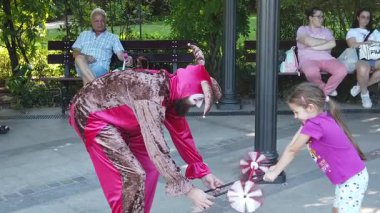 Timisoara, Romanya, 20 Eylül 2025, CheckArt sokak sanat festivali atmosferinde çocuklara hokkabaz palyaçosu gösterisi yapıyor