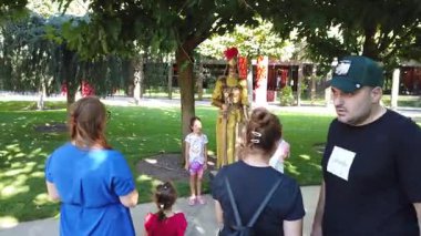 Timisoara, Romanya, 20 Eylül 2025, Sanatçılar enerjik sokak sanatları atmosferiyle CheckArt festivaline canlı heykeller ve neşe getirdiler