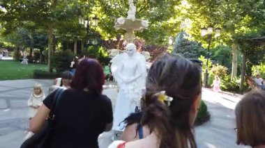 Timisoara, Romanya, 20 Eylül 2025, Sanatçılar enerjik sokak sanatları atmosferiyle CheckArt festivaline canlı heykeller ve neşe getirdiler