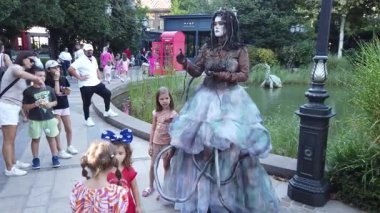 Timisoara, Romanya, 20 Eylül 2025, Sanatçılar enerjik sokak sanatları atmosferiyle CheckArt festivaline canlı heykeller ve neşe getirdiler