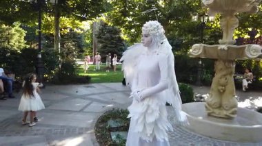 Timisoara, Romanya, 20 Eylül 2025, Sanatçılar enerjik sokak sanatları atmosferiyle CheckArt festivaline canlı heykeller ve neşe getirdiler